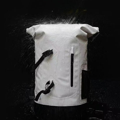 Water splashing on the BackpackBeat 6601 completely waterproof backpack 20L, showcasing its reliable waterproof performance.